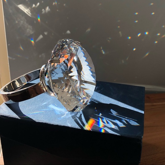 Faux engagement ring paperweight - Picture 3 of 8